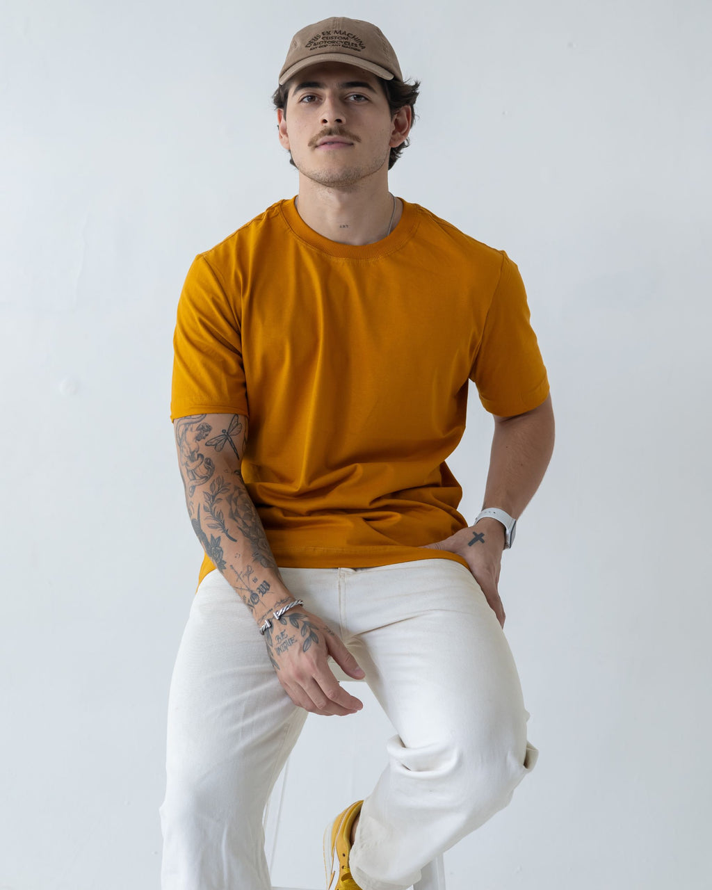 CAMISETA BÁSICA / AMARELO SAFRON