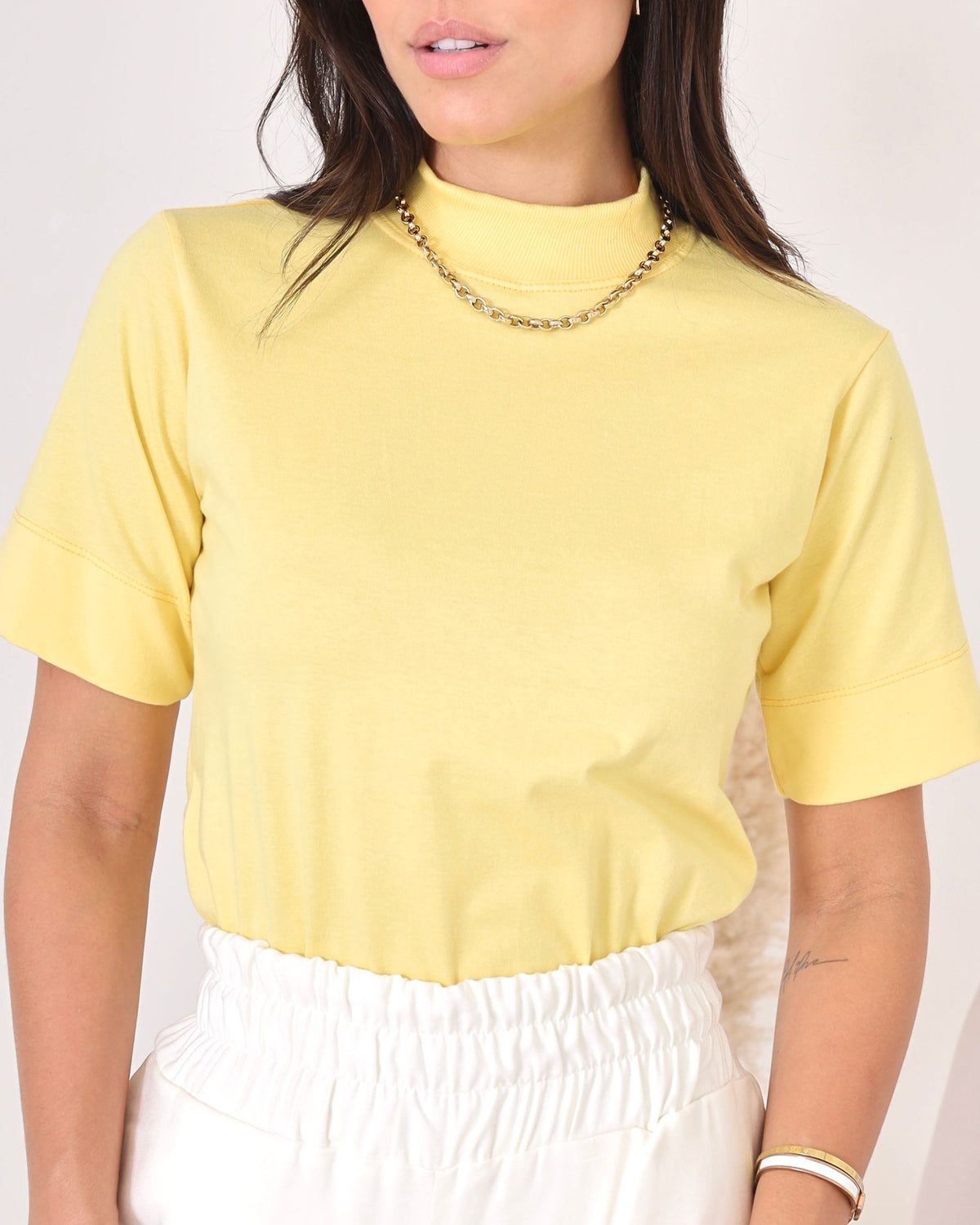 T-SHIRT GOLA ALTA / AMARELO SOLARIUM