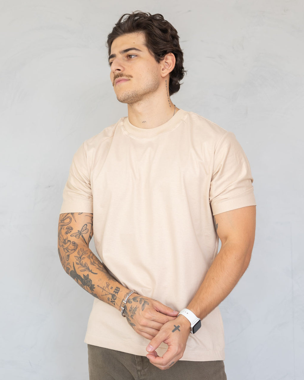 CAMISETA BÁSICA / BEGE AREIA