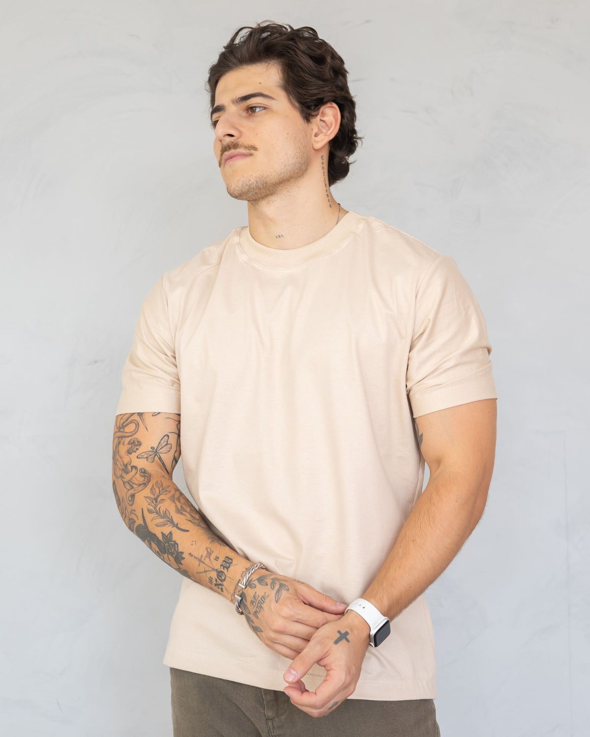 CAMISETA BÁSICA / BEGE AREIA