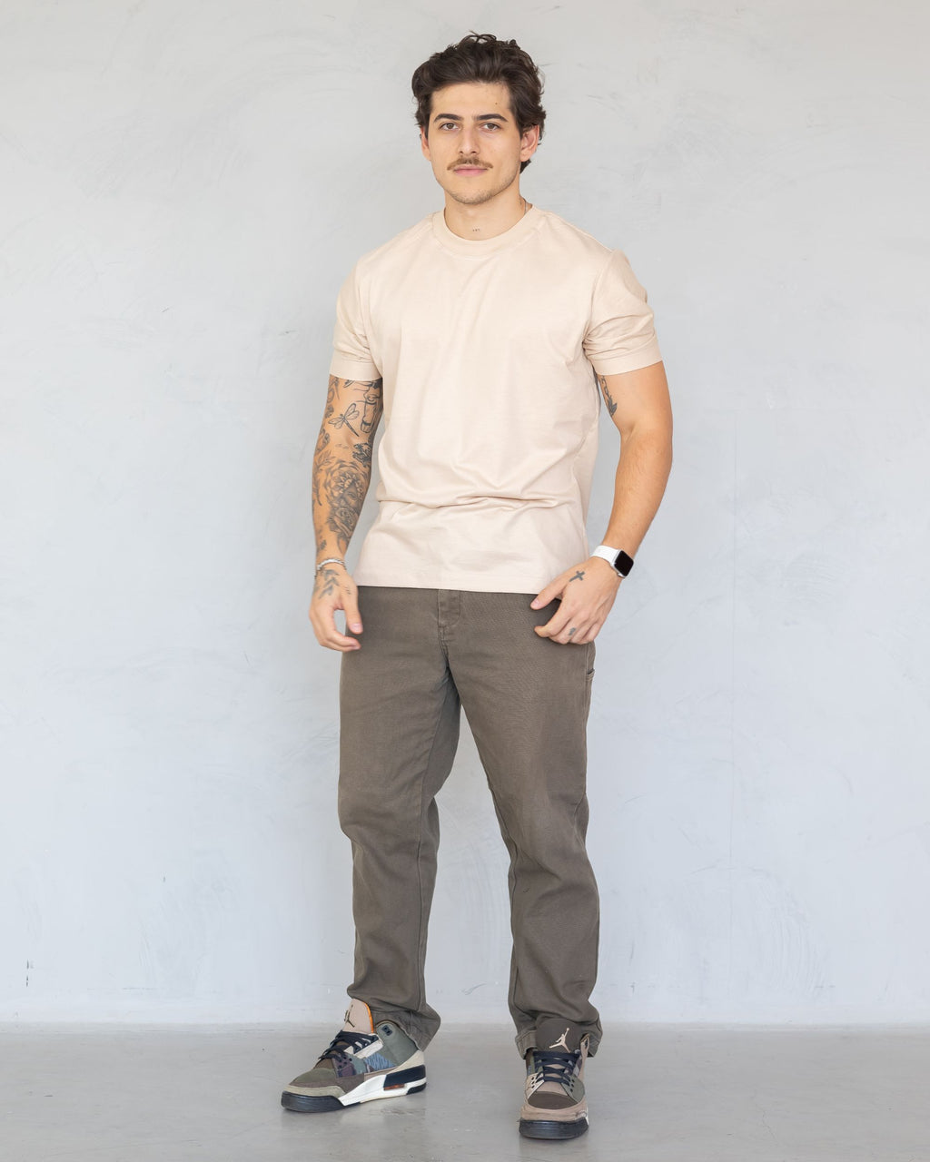 CAMISETA BÁSICA / BEGE AREIA