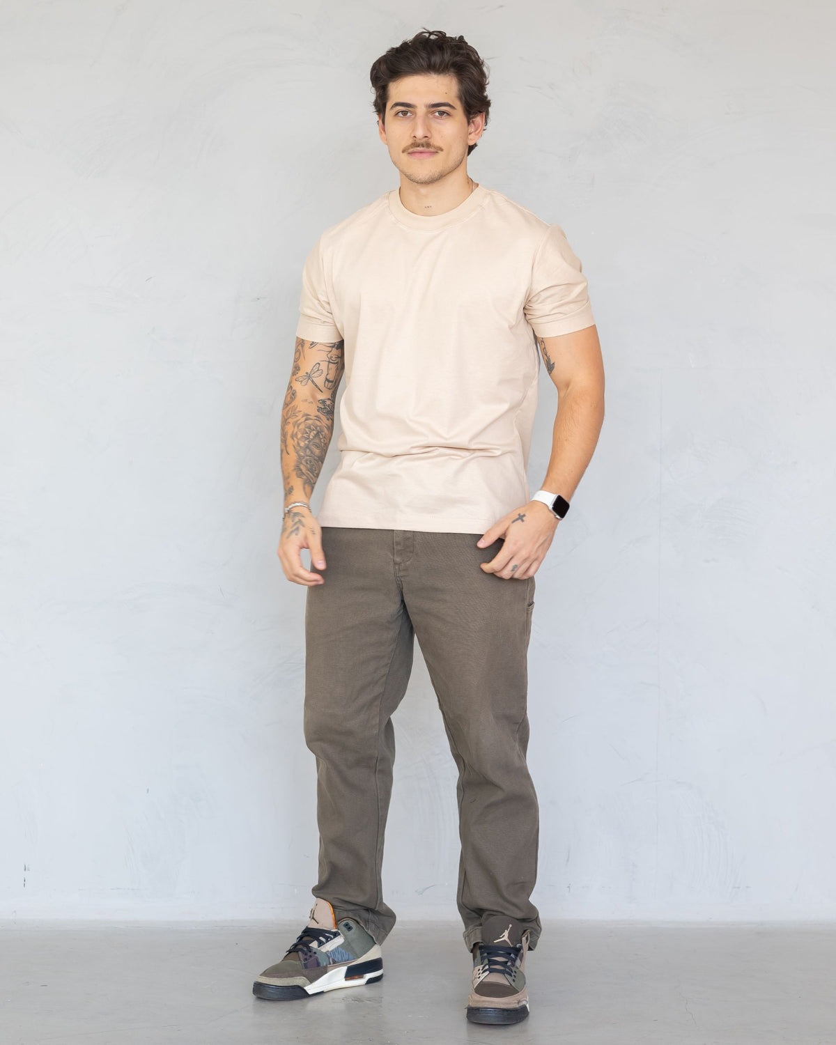 CAMISETA BÁSICA / BEGE AREIA