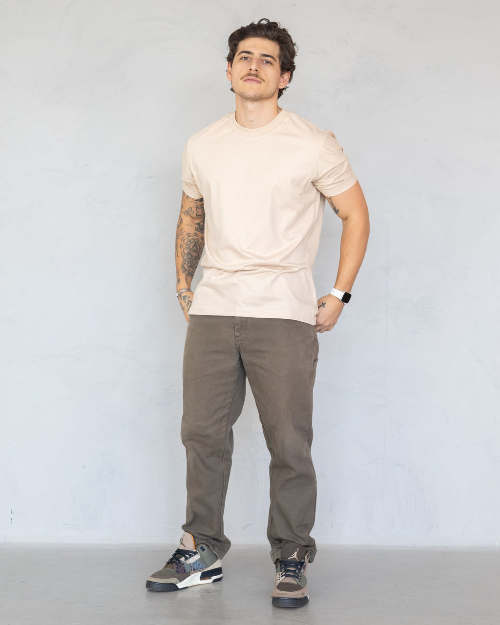 CAMISETA BÁSICA / BEGE AREIA