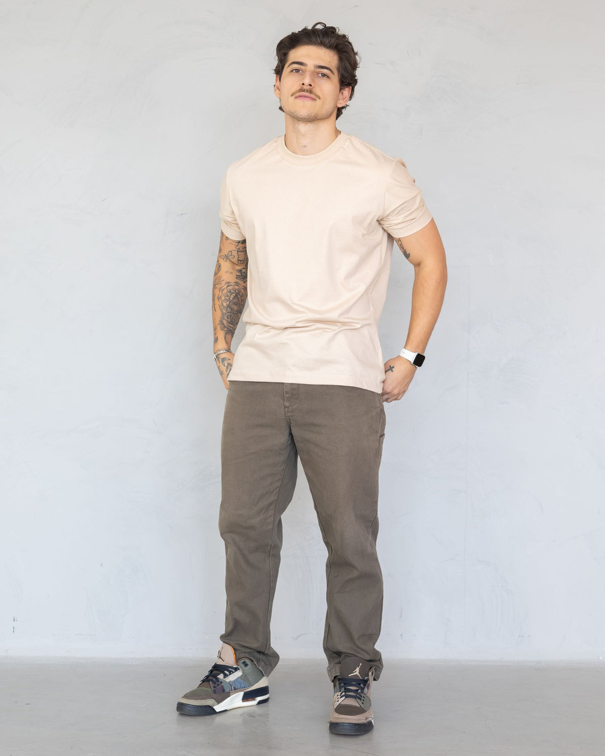 CAMISETA BÁSICA / BEGE AREIA