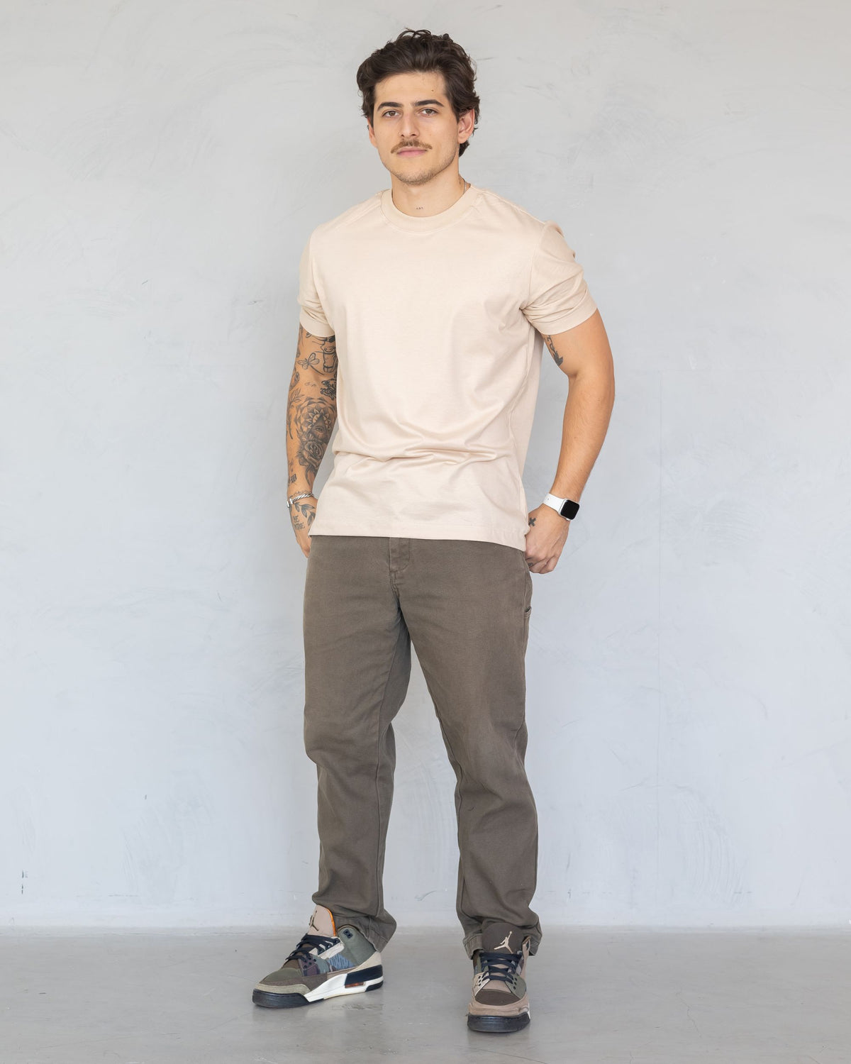 CAMISETA BÁSICA / BEGE AREIA