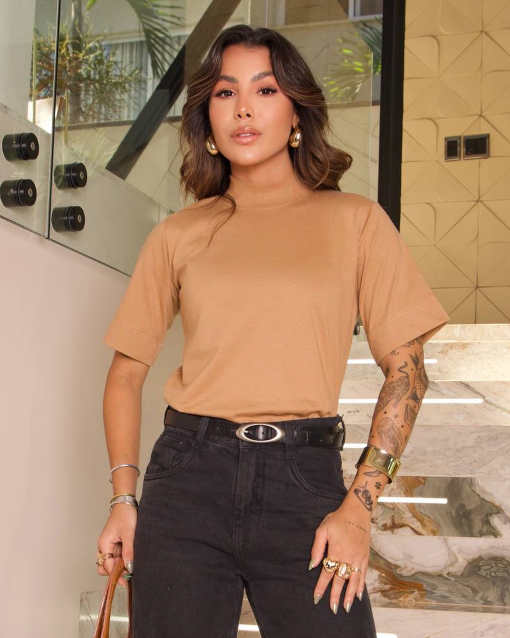 T-SHIRT GOLA ALTA / BEGE SUEDE