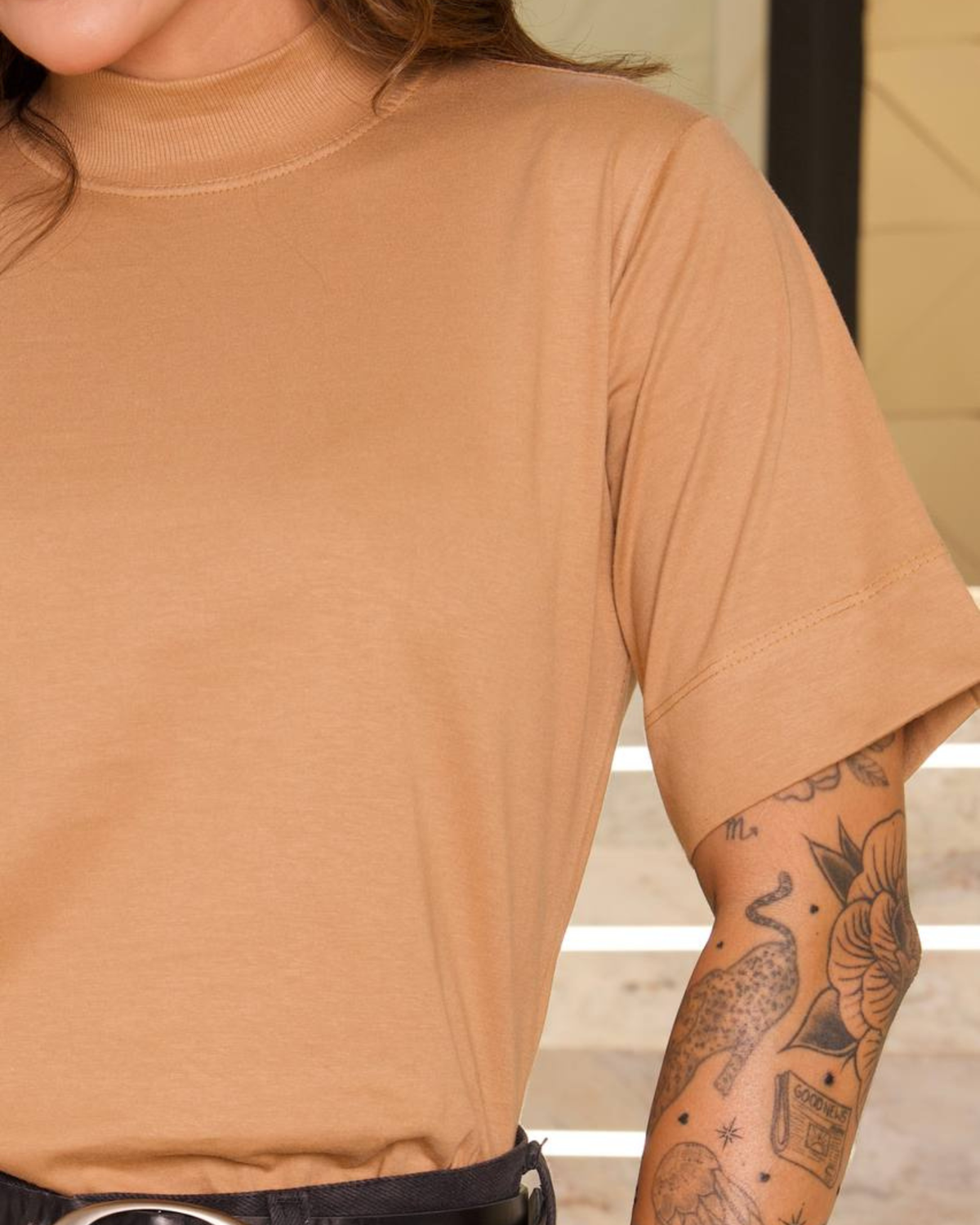 T-SHIRT GOLA ALTA / BEGE SUEDE