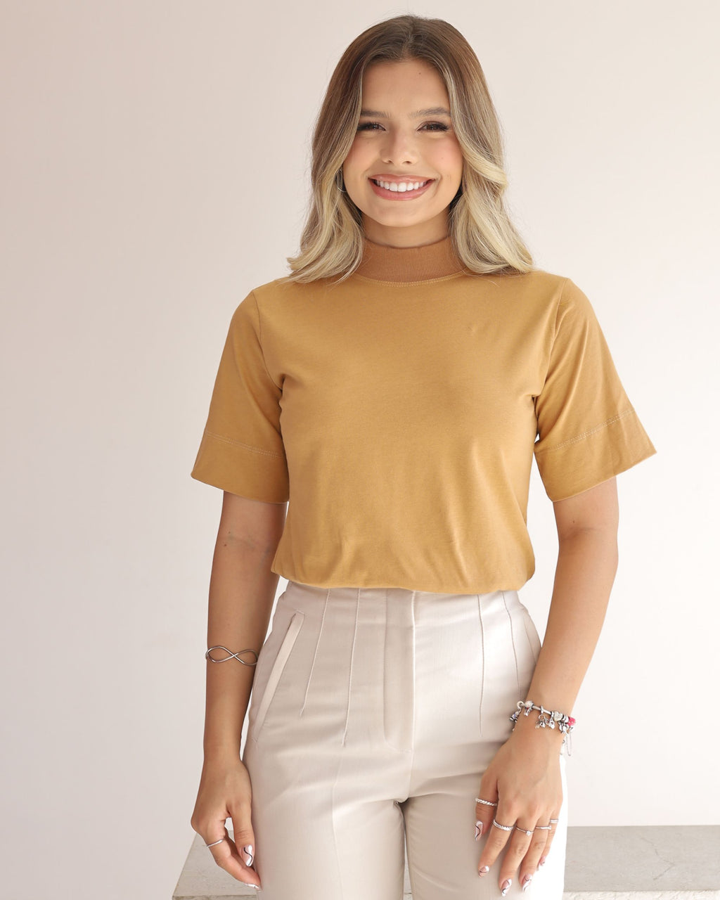 T-SHIRT GOLA ALTA / BEGE WHEAT