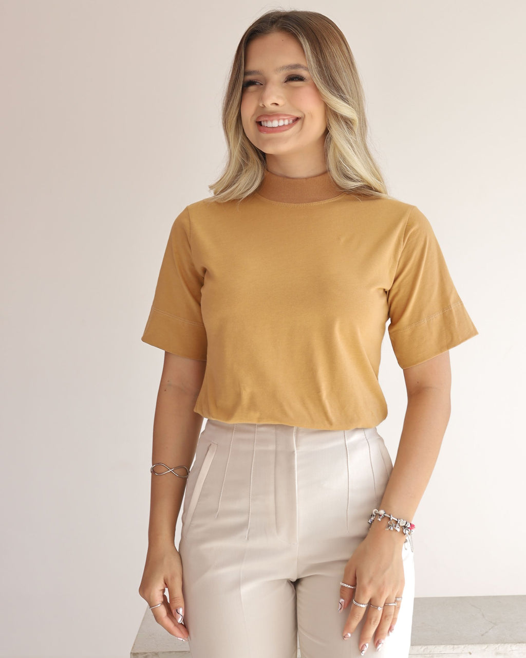 T-SHIRT GOLA ALTA / BEGE WHEAT
