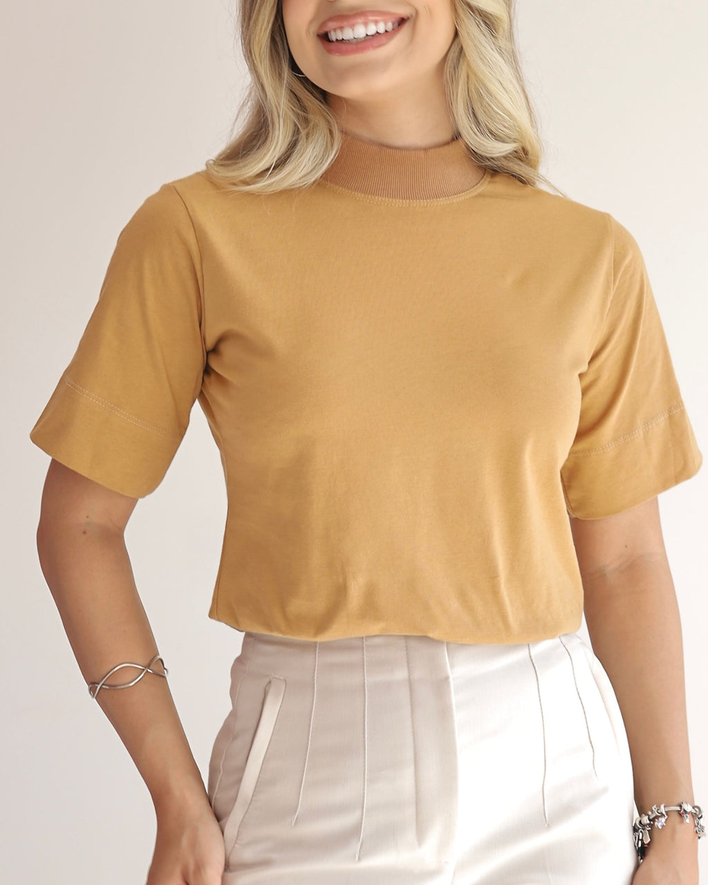 T-SHIRT GOLA ALTA / BEGE WHEAT
