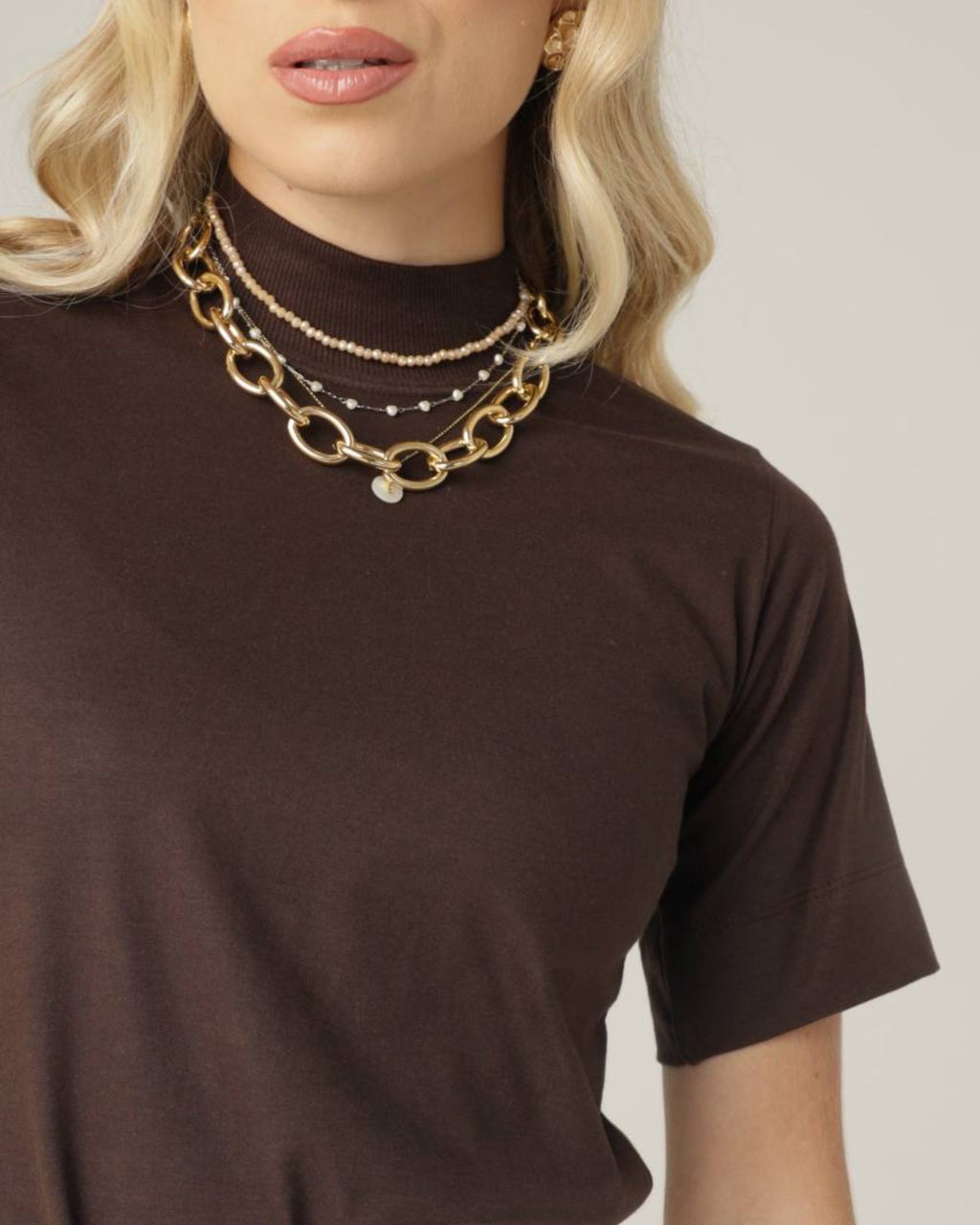 T-SHIRT GOLA ALTA / CAFÉ NOIR