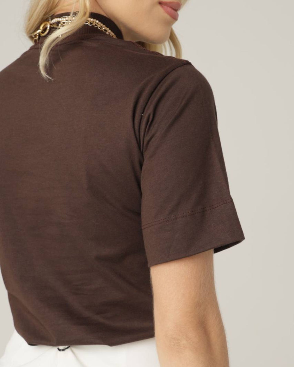 T-SHIRT GOLA ALTA / CAFÉ NOIR