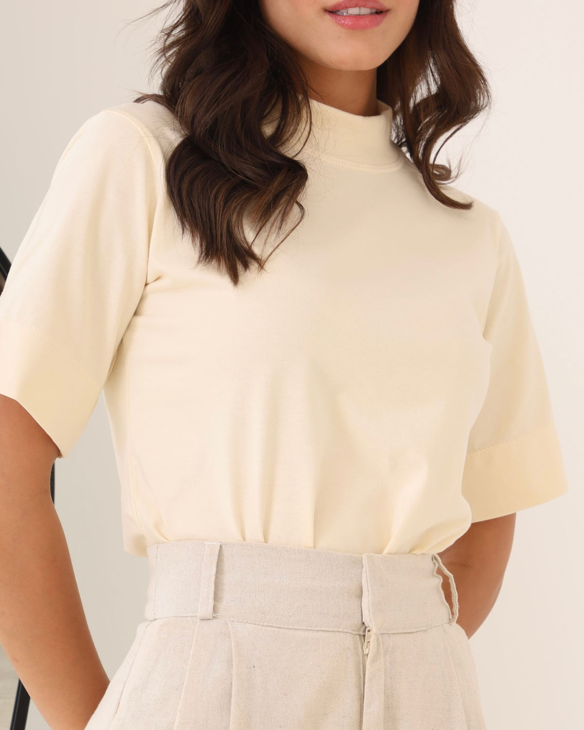 T-SHIRT GOLA ALTA / CREME NATURAL