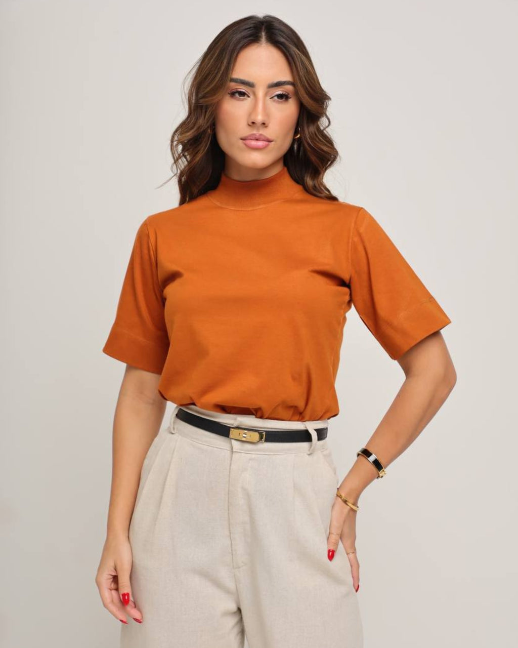 T-SHIRT GOLA ALTA / FAVO DE MEL