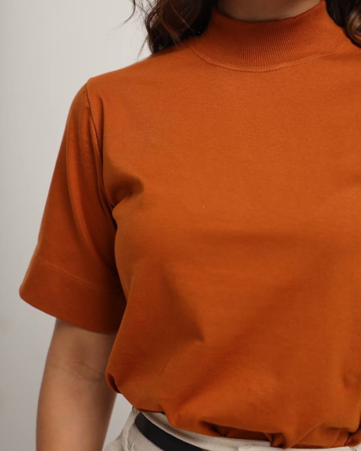 T-SHIRT GOLA ALTA / FAVO DE MEL