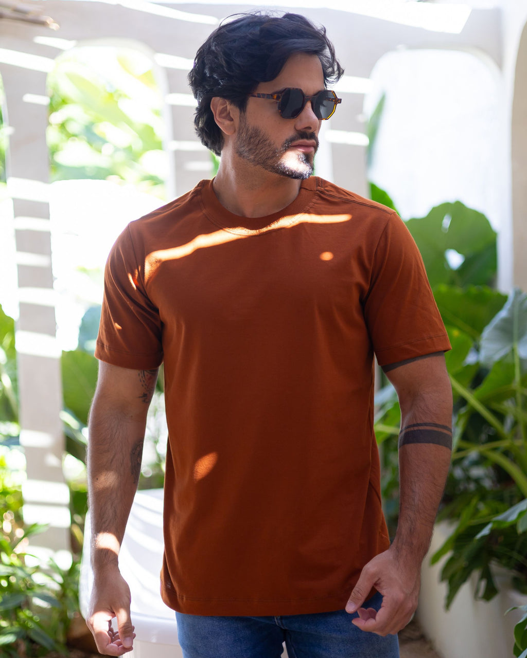 CAMISETA BÁSICA / MARROM AMPHORA