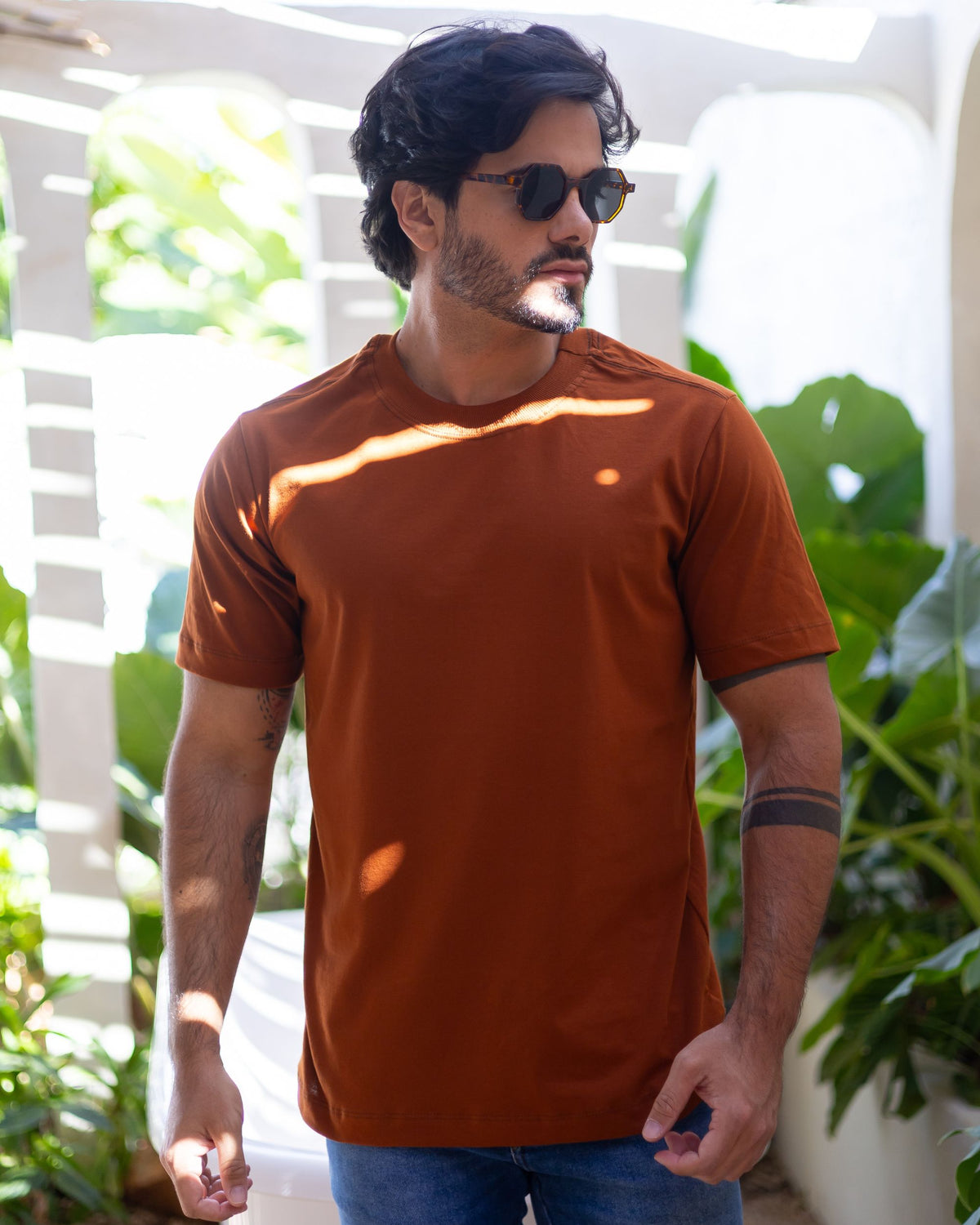 CAMISETA BÁSICA / MARROM AMPHORA