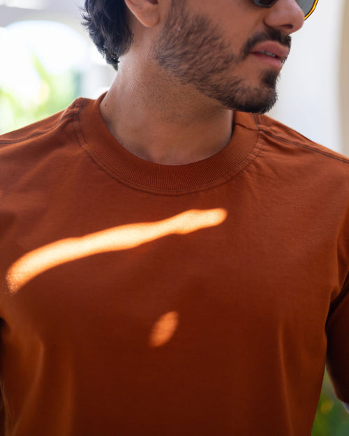 CAMISETA BÁSICA / MARROM AMPHORA