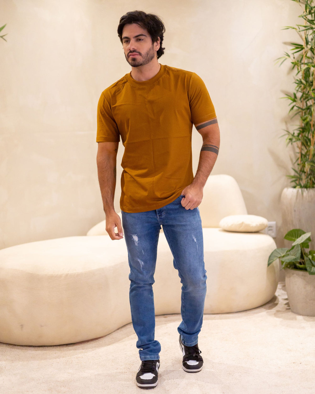 CAMISETA BÁSICA / MARROM CONHAQUE