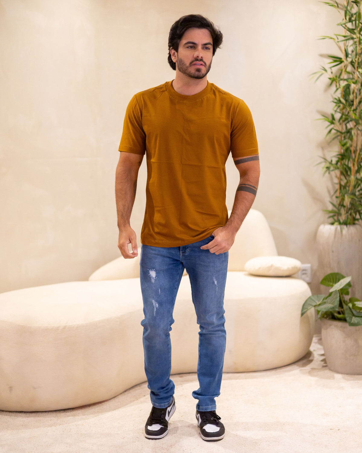 CAMISETA BÁSICA / MARROM CONHAQUE