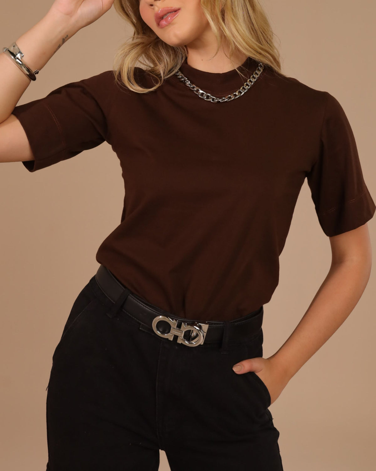 T-SHIRT GOLA ALTA / MARROM DARK CARDAMOMO