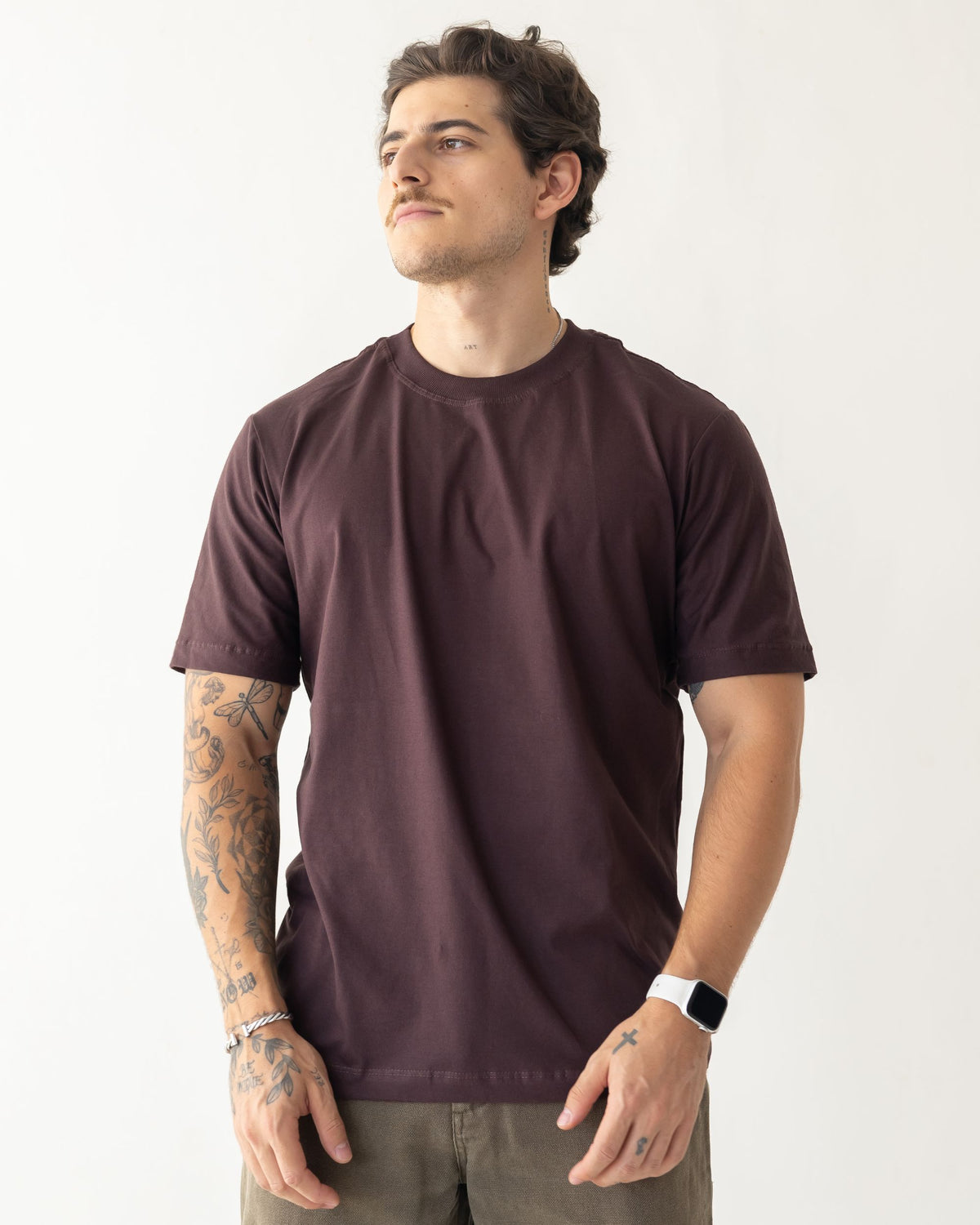 CAMISETA BÁSICA / MARROM EBONY