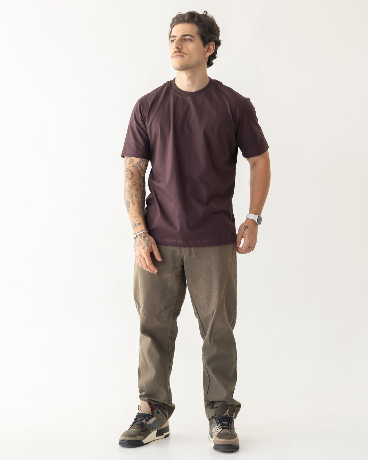 CAMISETA BÁSICA / MARROM EBONY