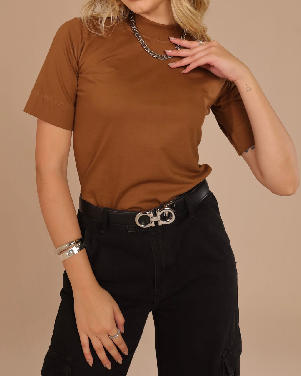 T-SHIRT GOLA ALTA / MARROM MADEIRA
