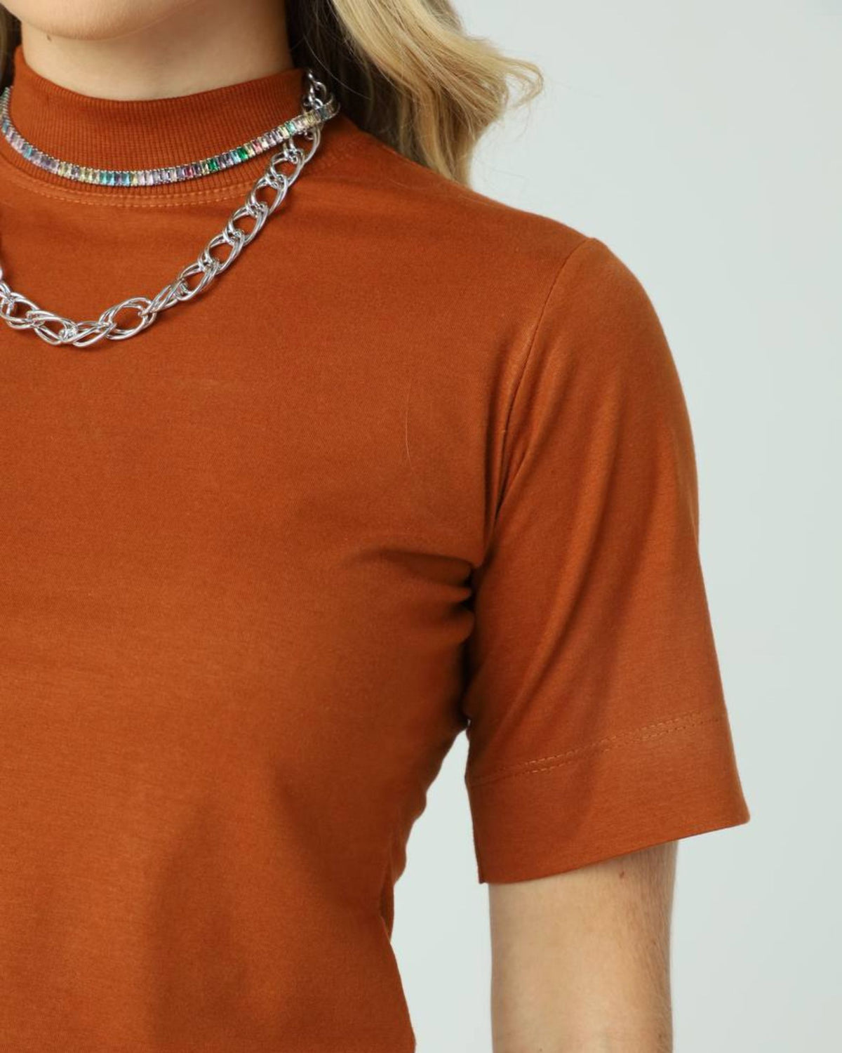 T-SHIRT GOLA ALTA / MARROM OCHRE