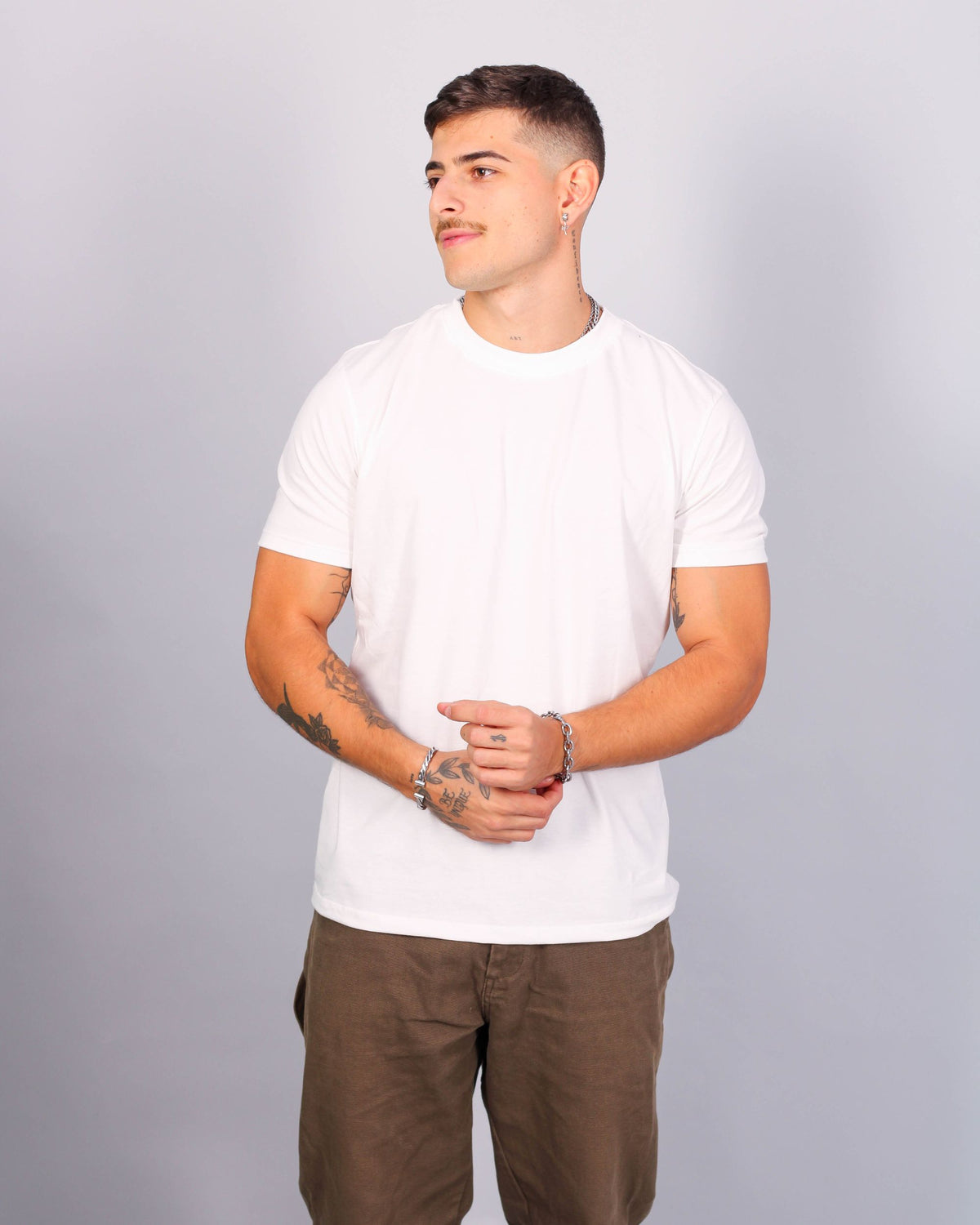 CAMISETA BÁSICA / OFF TALCO