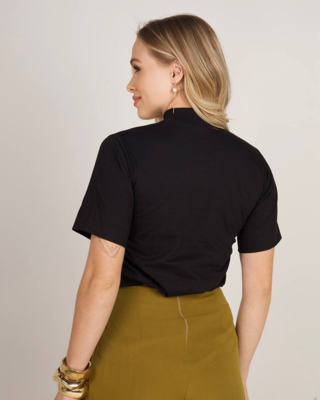 T-SHIRT GOLA ALTA / PRETO
