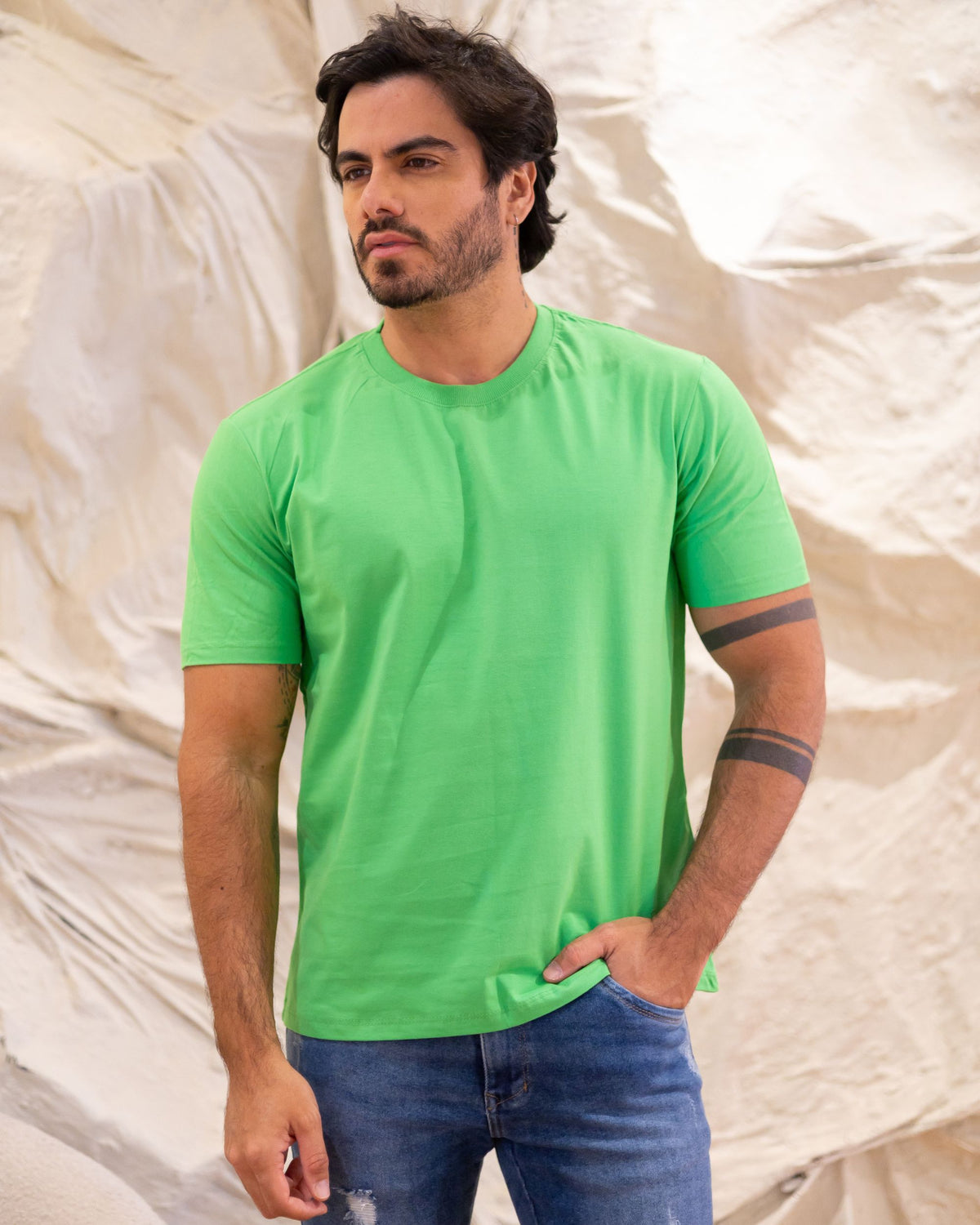 CAMISETA BÁSICA / VERDE FOLHA